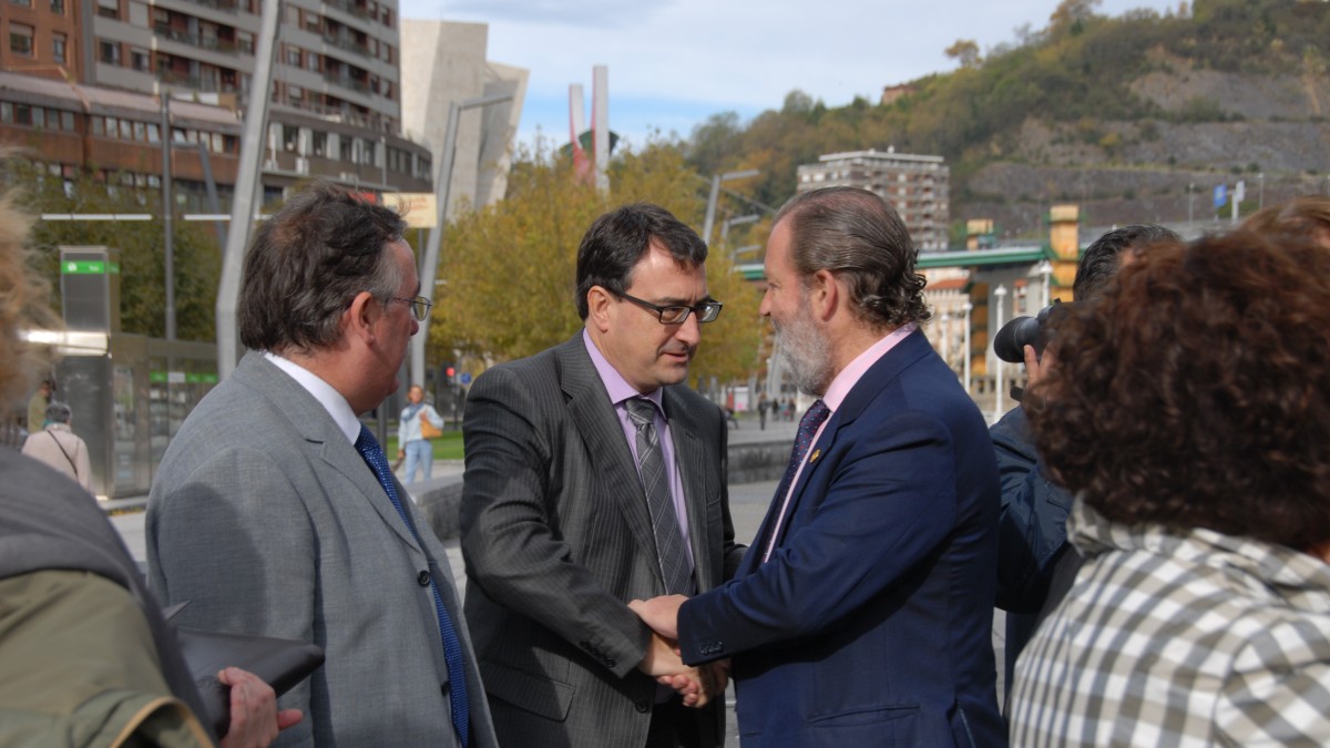 Josu Erkoreka, Aitor Esteban y Pedro Azpiazu con la corporación bilbaina