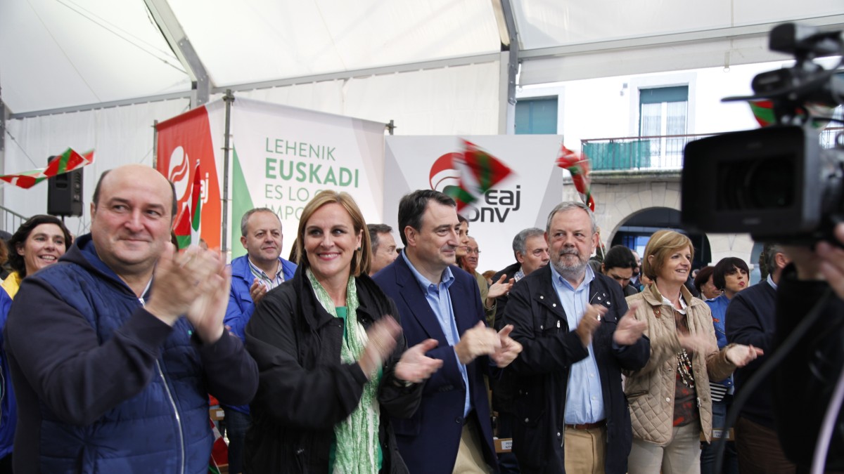Acto en Amorebieta-Etxano. Itxaso Atutxa, Aitor Esteban, Andoni Ortuzar