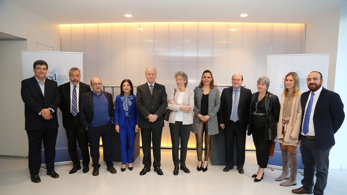 Andoni Ortuzar, Juan Maria Atutxa, Fuad Chahín, Gabriel Ascencio, Mariana Gomez del Campo, Ander Gurrutxaga, Izaskun Bilbao Barandika, Mireia Zarate. XII Diálogos de Bilbao. Europa y América Latina