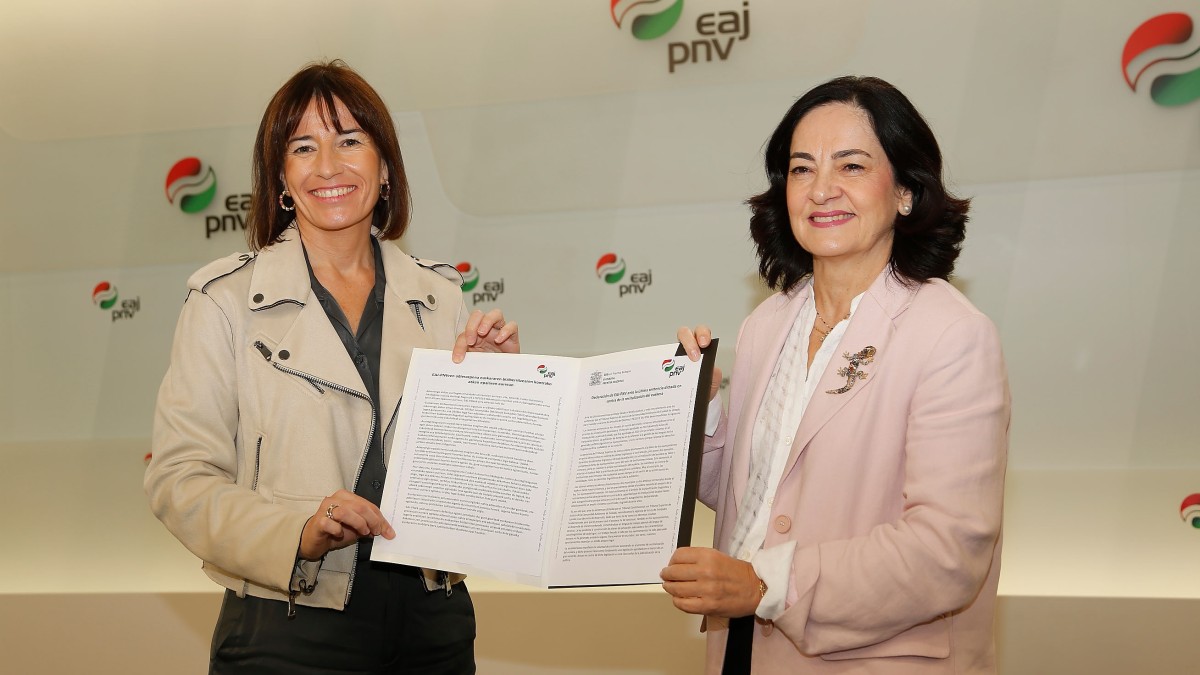 Irune Zuluaga y Esther Apraiz, dan lectura a una declaración de EAJ-PNV  tras las sucesivas sentencias judiciales contrarias al uso y fomento del euskera