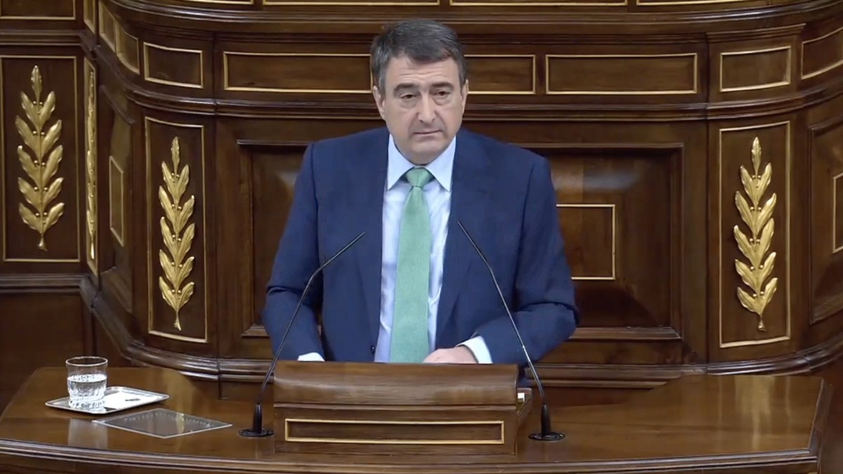 Aitor Esteban confirma el voto favorable de los y las diputadas de EAJ-PNV en la investidura “para intentar salir de la profunda crisis en la que se encuentra el Estado”