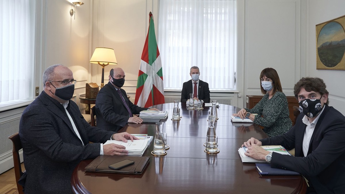 Ortuzar y Egibar valoran la “ingente tarea” acometida por el Gobierno Vasco en los dos primeros meses de legislatura