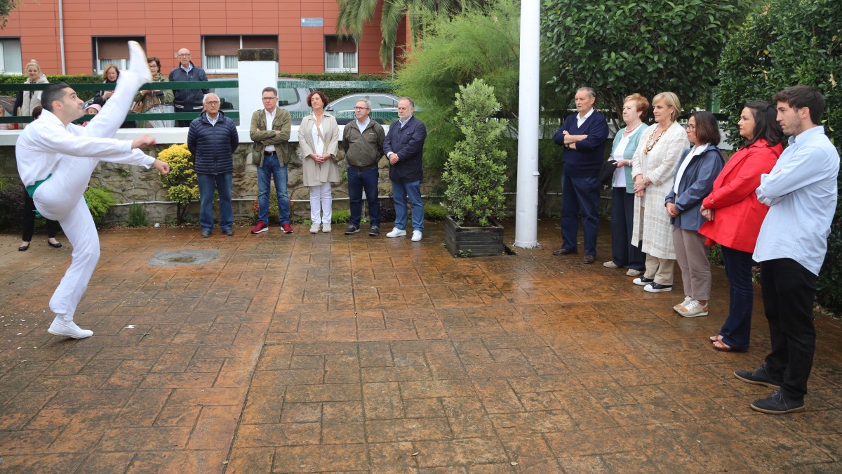 Atutxa dice sentir “vergüenza y bochorno” cuando jóvenes “que se dicen abertzales” atacan sedes políticas para “legitimar el asesinato de civiles en Ucrania”