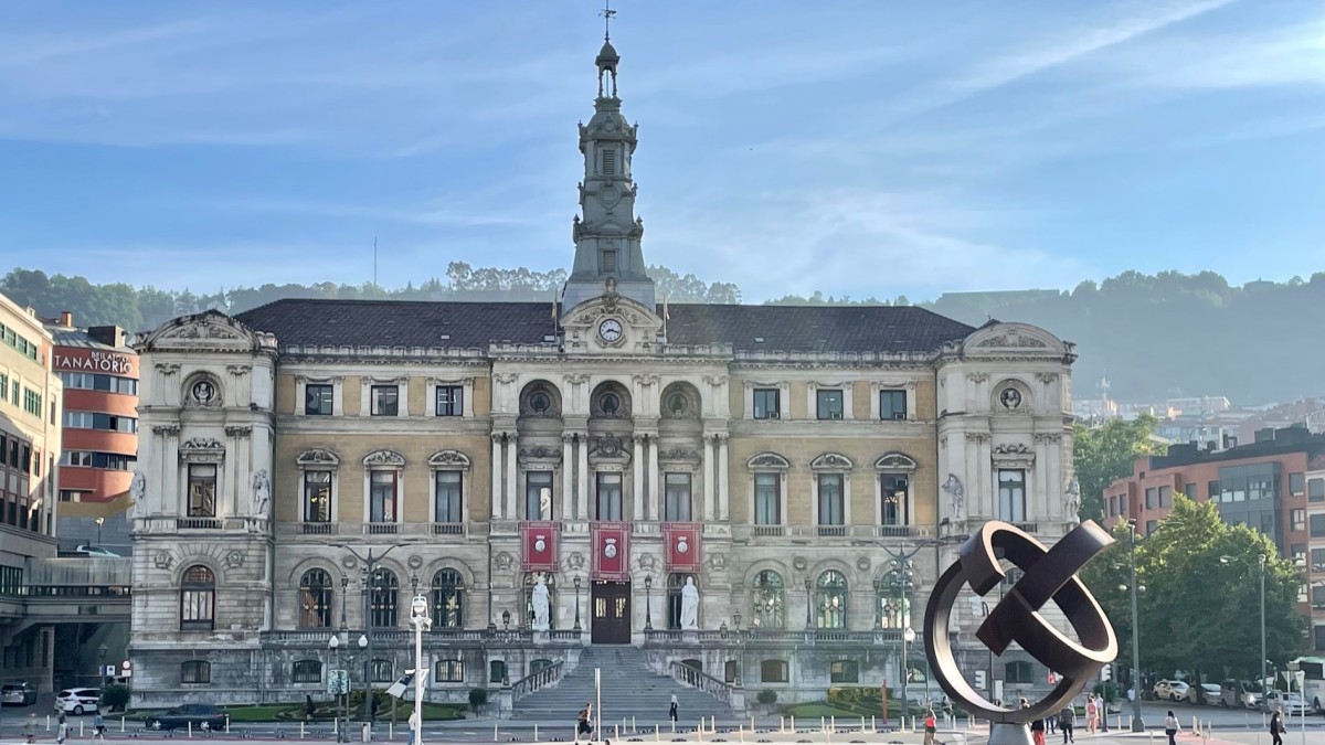 EAJ-PNV y PSE-EE alcanzan un acuerdo para configurar un gobierno fuerte y estable en el Ayuntamiento de Bilbao