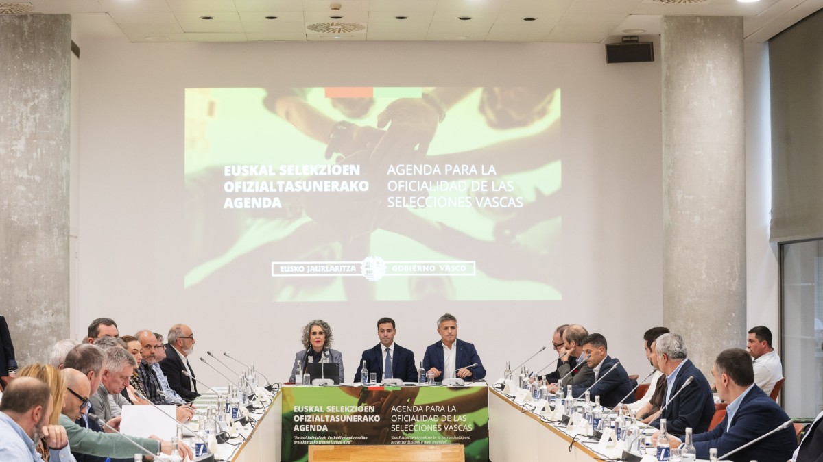Imanol Pradales Lehendakariak konpromiso sendoa erakutsi die Euskal Kirol Federazioei, Euskal Selekzioak nazioarteko lehiaketetan ofizialak izateko bidean