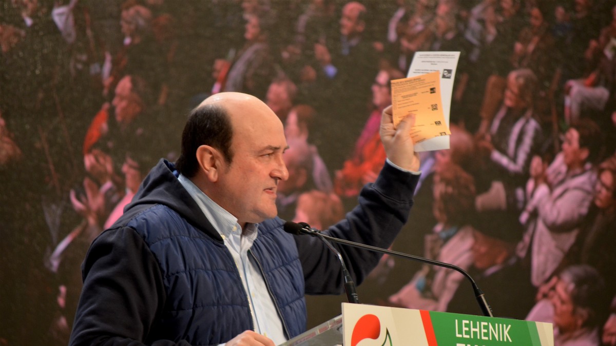 Ortuzar: “Aunque la Moncloa caiga en malas manos, aquí habrá una alternativa que defienda Euskadi, y esa alternativa es la del PNV”