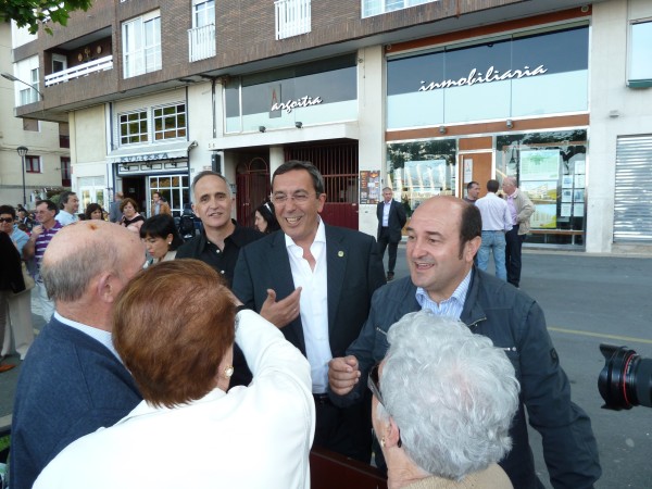 José Luis Bilbao en Ondarroa con Andoni Ortuzar