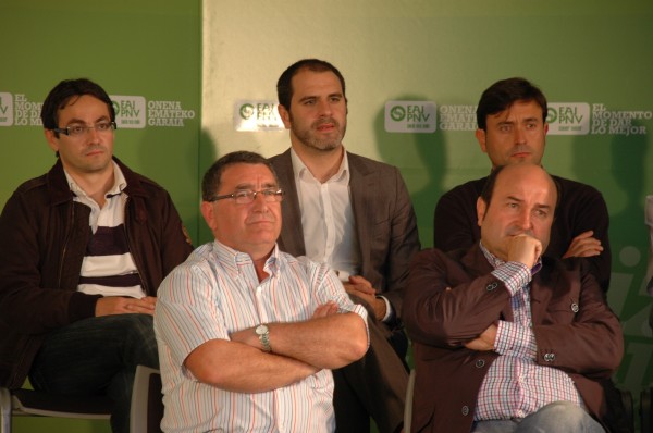 Oskar Martinez alcalde de Ortuella y Andoni Ortuzar