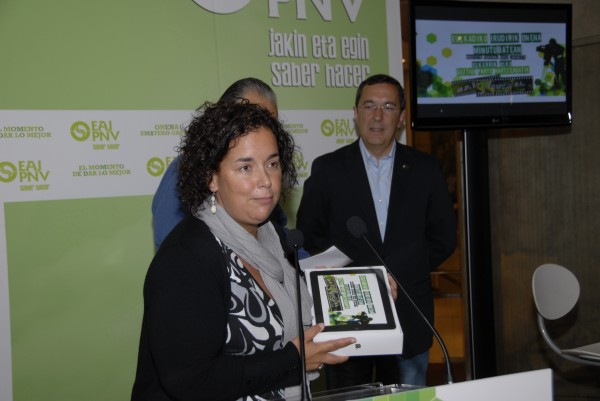 Amagoia Arruza en nombre del Batzoki Larrazabal recoge el Ipad