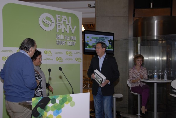 José Luis Bilbao e Iñaki Azkuna en la entrega del Ipad por el Video 1000