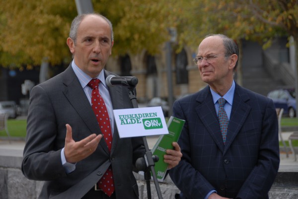 Josu Erkoreka, Aitor Esteban y Pedro Azpiazu con la corporación bilbaina