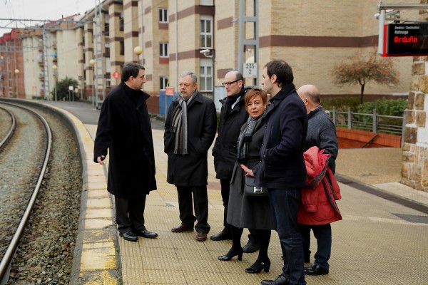 El Grupo vasco junto con el Alcalde de Ugao Miraballes Ekaitz Mentxaka