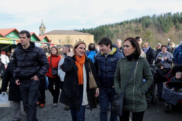 Itxaso Atutxa, Unai Rementeria eta Irene Pardo  Durangaldeako EAJ PNVren jendearekin Abadiñon