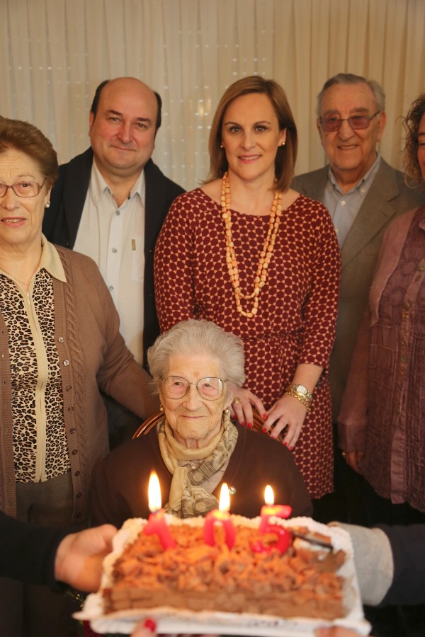 Ortuzar y Atutxa felicitan a Petra Uribe, la alderdikide más veterana, en su 105º cumpeaños