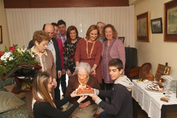 Ortuzar y Atutxa felicitan a Petra Uribe, la alderdikide más veterana, en su 105º cumpeaños