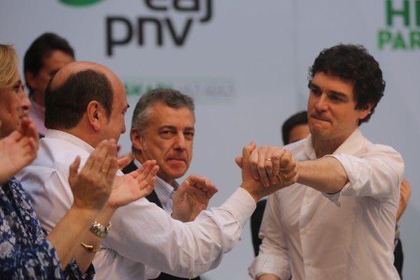 Unai Rementeriak Andoni Ortuzar agurtu du