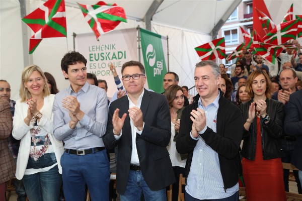 Acto en Getxo. Aitor Esteban, Iñigo Urkullu y Andoni Ortuzar (11-06-2016)