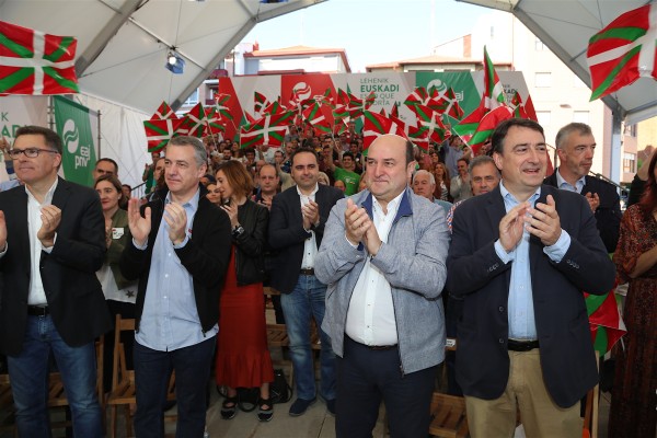 Acto en Getxo. Aitor Esteban, Iñigo Urkullu y Andoni Ortuzar (11-06-2016)