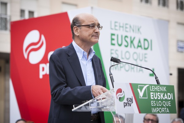 Acto en Vitoria-Gasteiz. Iñigo Urkullu, Mikel Legarda, Gorka Urtaran (13-06-2016)