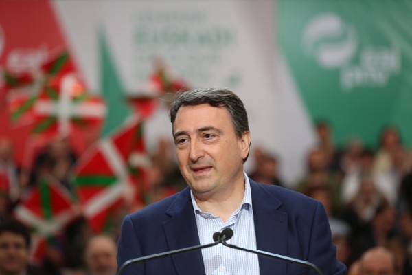 Acto en Basauri. Itxaso Atutxa, Aitor Esteban, Andoni Ortuzar