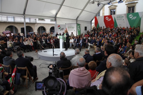 Acto en Amorebieta-Etxano. Itxaso Atutxa, Aitor Esteban, Andoni Ortuzar