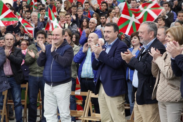 Ekitaldia Amorebieta-Etxanon. Itxaso Atutxa, Aitor Esteban, Andoni Ortuzar