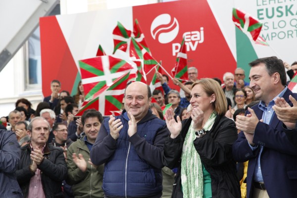 Acto en Amorebieta-Etxano. Itxaso Atutxa, Aitor Esteban, Andoni Ortuzar
