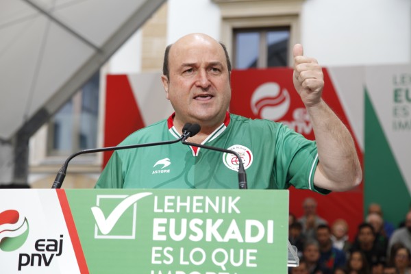 Acto en Amorebieta-Etxano. Itxaso Atutxa, Aitor Esteban, Andoni Ortuzar