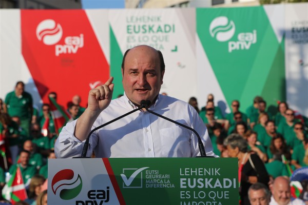 Acto en Barakaldo. Iñigo Urkullu, Andoni Ortuzar, Aitor Esteban