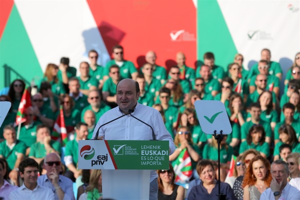Acto en Barakaldo. Iñigo Urkullu, Andoni Ortuzar, Aitor Esteban