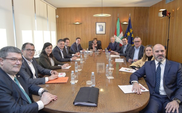 EAJ-PNVren alkateak Arantxa Tapia sailburuarekin - Trenbide Hego Bariantea
