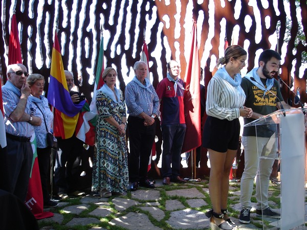 Homenaje a los gudaris, milicianos y mujeres de la Guerra Civil ante la escultura “Aterpe 1936 (La Huella)” de Artxanda