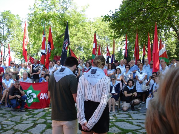 Homenaje a los gudaris, milicianos y mujeres de la Guerra Civil ante la escultura “Aterpe 1936 (La Huella)” de Artxanda