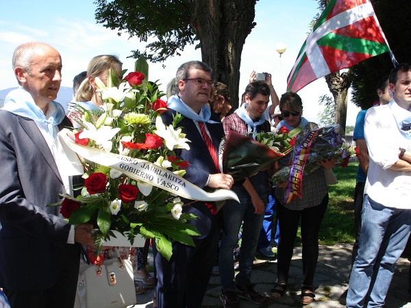 Homenaje a los gudaris, milicianos y mujeres de la Guerra Civil ante la escultura “Aterpe 1936 (La Huella)” de Artxanda
