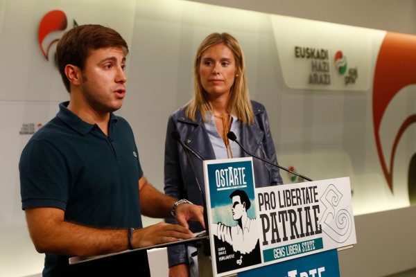 Mireia Zarate y Alex Zapirain presentan la revista Ostarte