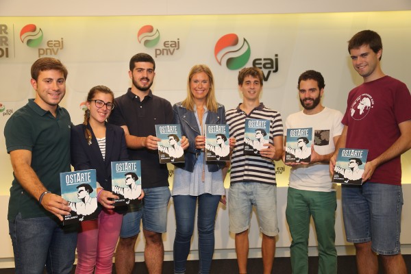 Mireia Zarate eta Alex Zapirain Ostarte Aldizkaria aurkeztu dute