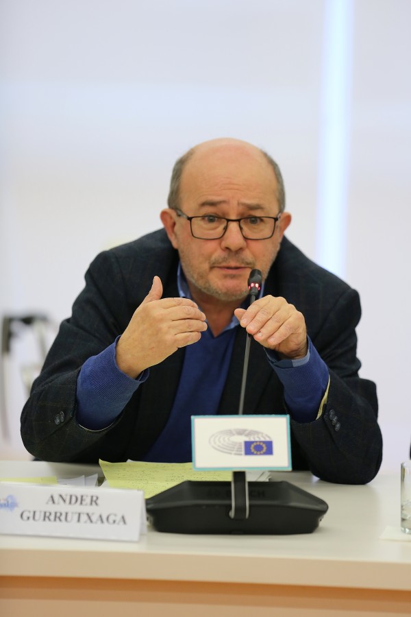 ANDER GURRUTXAGA. Catedrático de Sociología EHU/UPV. Ensayista.