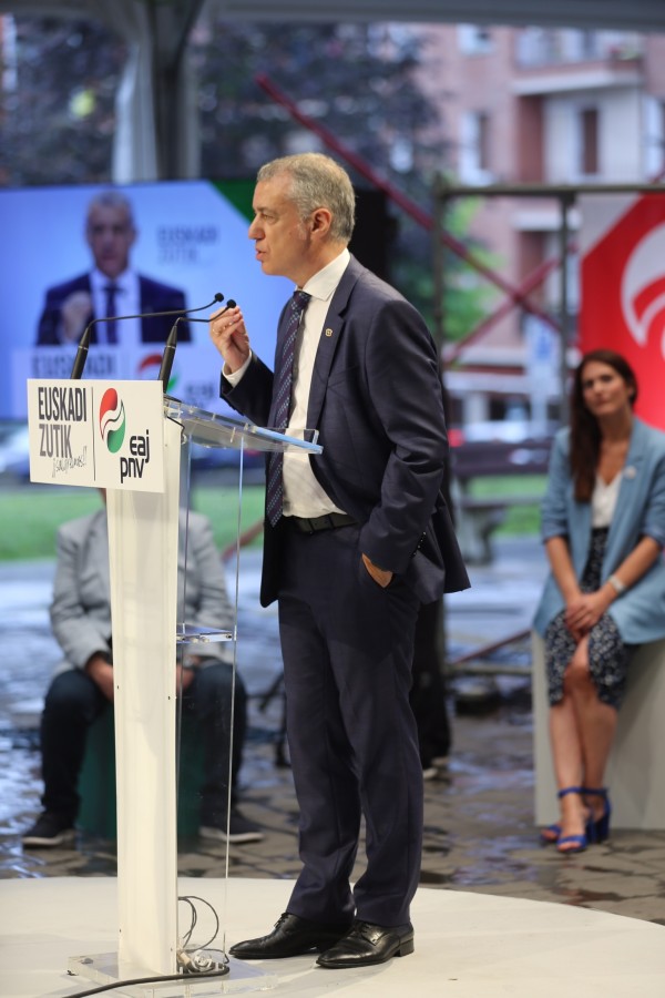 Mitin Basauri.  Leixuri Arrizabalaga, Iñigo Urkullu, Andoni Ortuzar.