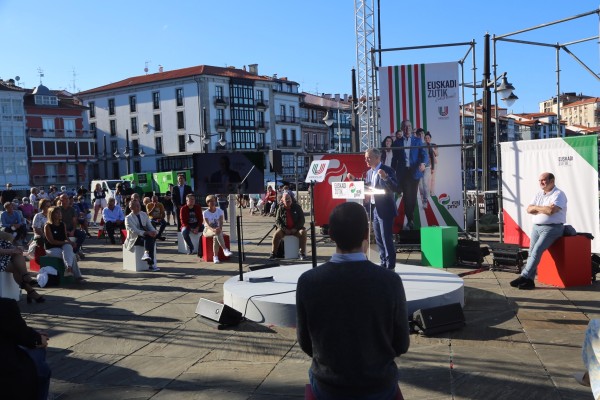 Mitin Lekeitio. Leixuri Arrizabalaga, Iñigo Urkullu, Andoni Ortuzar.