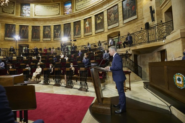 Lehendakari Iñigo Urkullu jura su cargo ante el árbol de Gernika - 2020