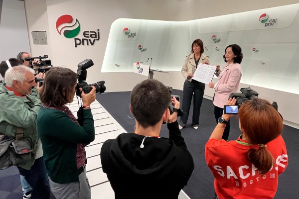 Irune Zuluaga y Esther Apraiz, dan lectura a una declaración de EAJ-PNV  tras las sucesivas sentencias judiciales contrarias al uso y fomento del euskera
