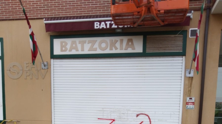 Pintadas en los batzokis de Loiu y Lemoiz