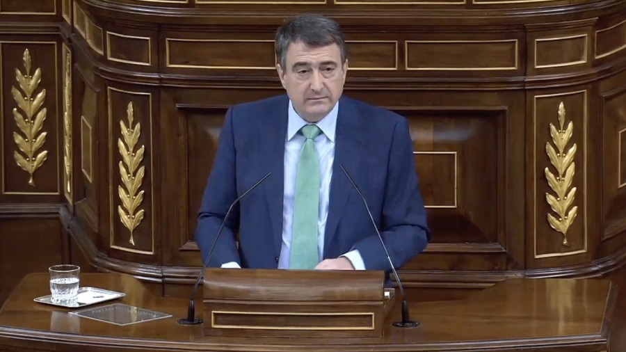 Aitor Estebanek konfirmatu du EAJ-PNVko diputatuek baiezkoa bozkatuko dutela “Estatua gaur egungo krisi sakonetik ateratzen saiatzeko” 