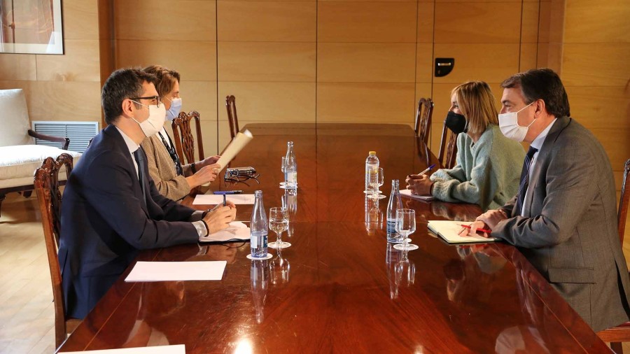 El Grupo Vasco y el Gobierno español se emplazan a un diálogo para intercambiar propuestas en respuesta a la guerra