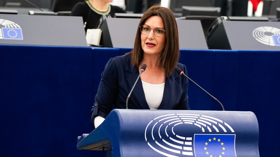 Oihane Agirregoitia pide una actuación rápida para apoyar al sector del acero y el metal, y la Comisión Europea admite que es urgente