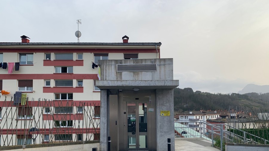 Zaldibarko EAJ-PNVk EH Bilduren utzikeria instituzionala salatu du, ia bi urtez geltokirako sarbideko igogailua martxan jarri gabe mantentzeagatik
