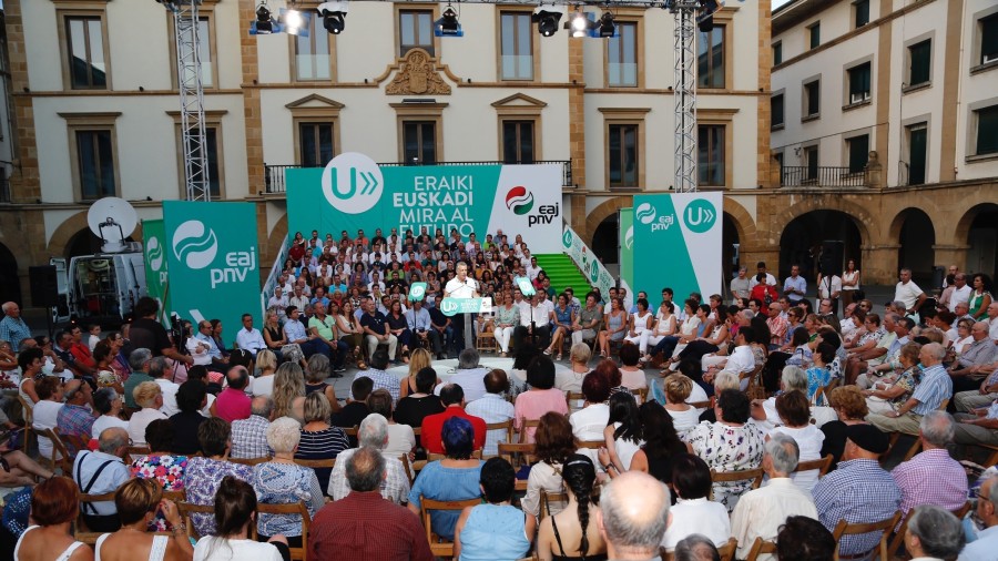 Urkullu se compromete a incrementar un 50% las ayudas a las familias vascas